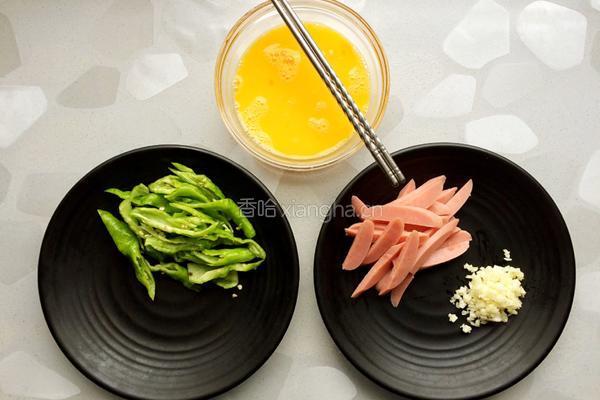 青椒火腿炒蛋的做法图解2
