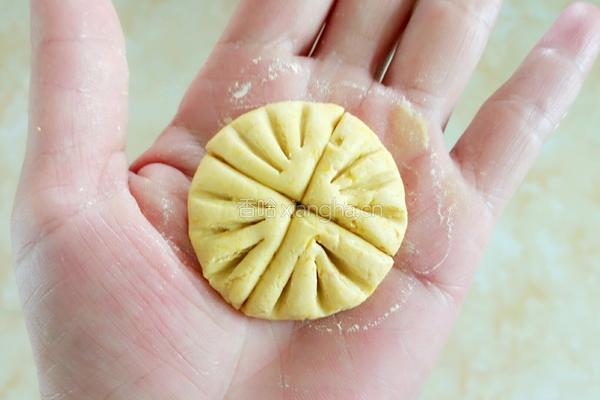 小乌龟蜕壳南瓜饼的做法图解7