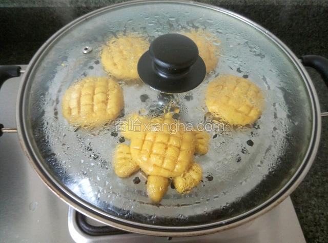 上蒸锅，大火烧开蒸三分钟转色了，调小火蒸五分钟，关火，焖一会。（我这锅盖上有一小透气孔)