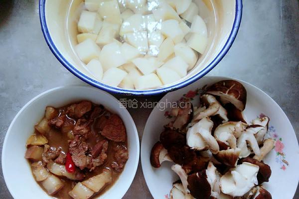 土豆香菇烧肉的做法图解1
