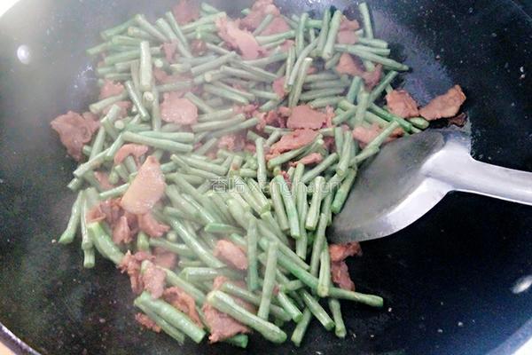 豇豆炒肉片的做法图解7