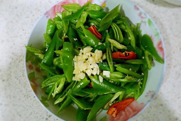 辣椒炒肉的做法图解1
