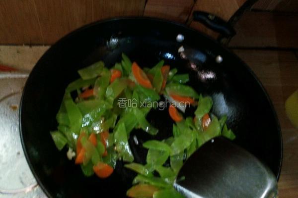 莴笋炒鸡腿肉的做法图解4