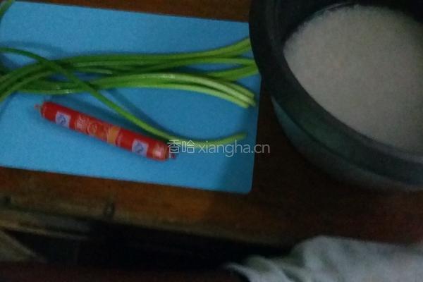 火腿肠蒜薹闷饭的做法图解1