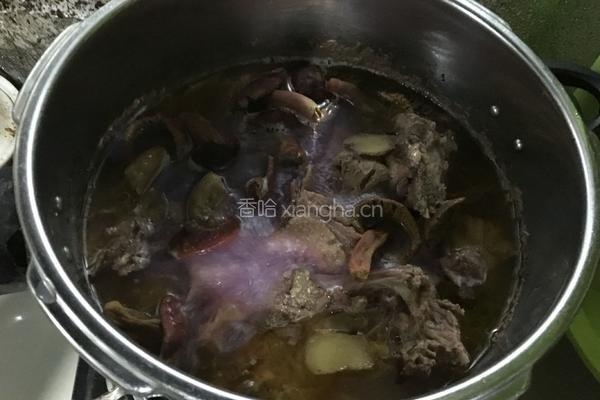 红菇老鸭汤的做法图解6