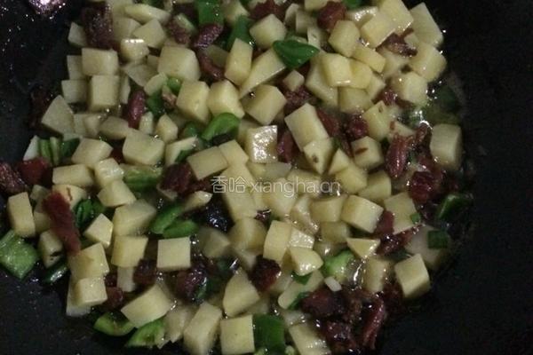 土豆腊肉炒饭的做法图解3