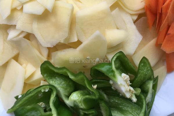 青椒土豆片的做法图解1