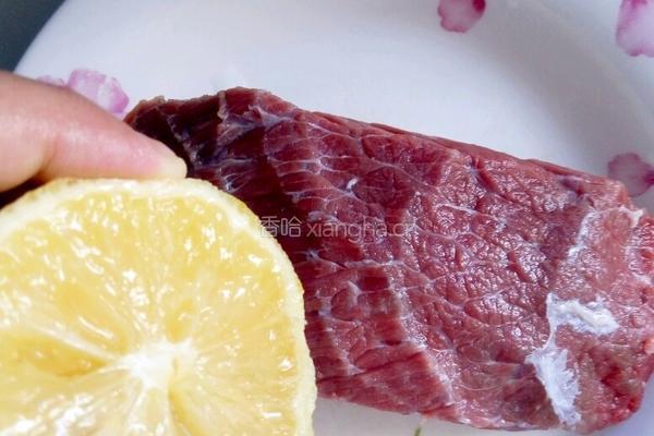 卤煮牛肉的做法图解1