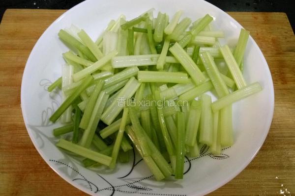 川味芹菜小炒肉的做法图解2