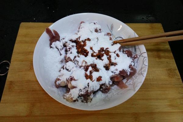 川味芹菜小炒肉的做法图解3