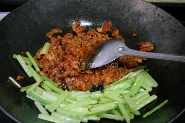川味芹菜小炒肉的做法图解6