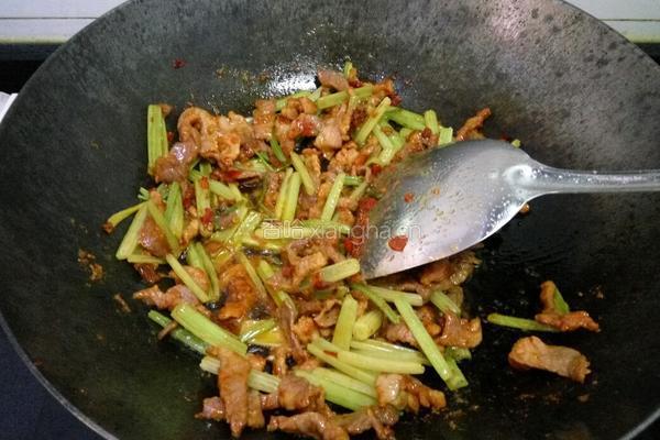 川味芹菜小炒肉的做法图解7