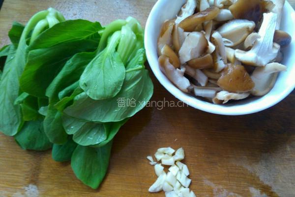 香菇炒青菜的做法图解1