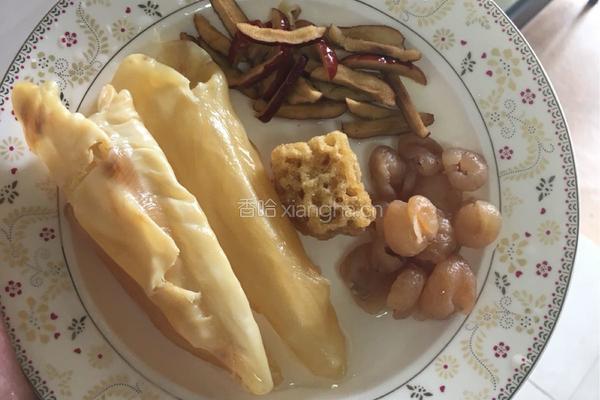 牛奶炖花胶的做法图解2