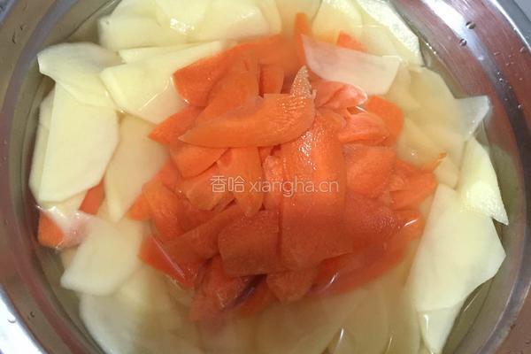 胡萝卜土豆肉片的做法图解2