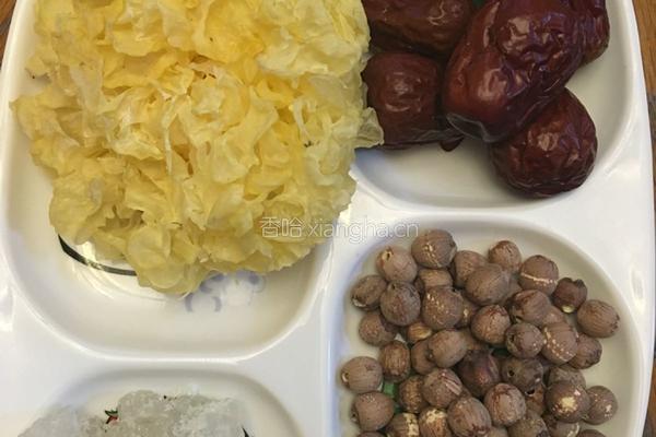 银耳莲子红枣汤的做法图解1