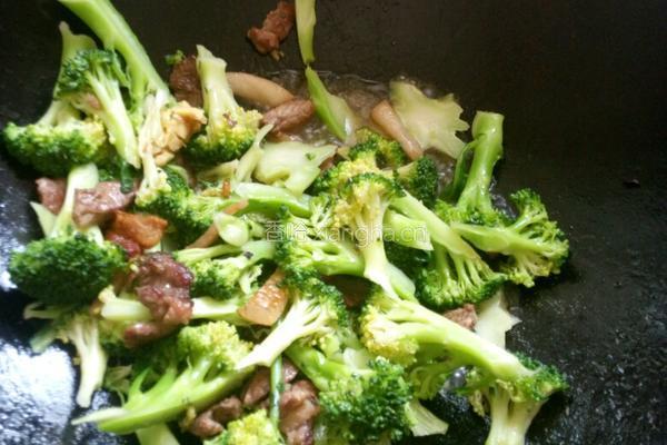 西兰花炒肉的做法图解3