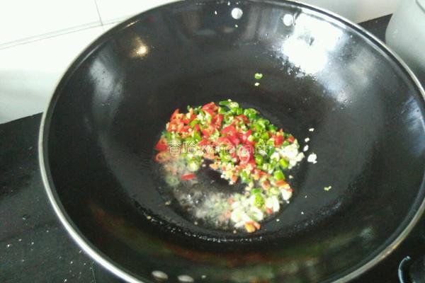 青红椒炒番薯叶的做法图解4