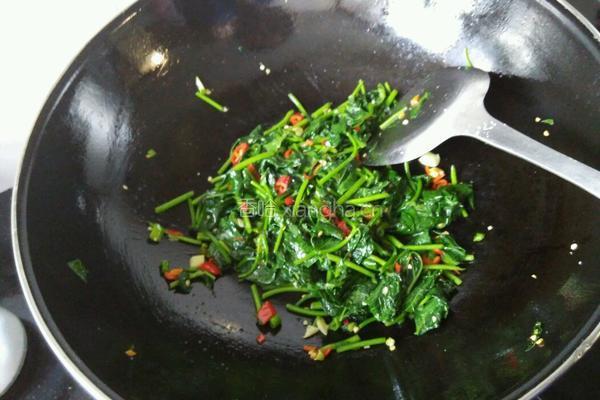 青红椒炒番薯叶的做法图解6