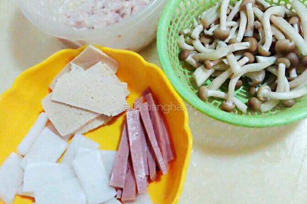 蟹味菇虾丸汤的做法图解1