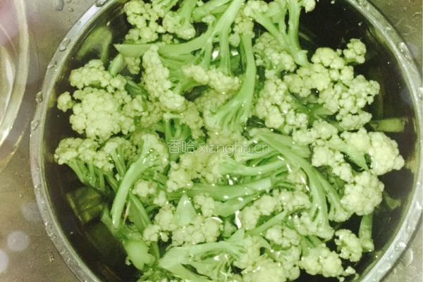 肉片炒菜花的做法图解1