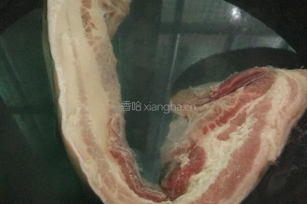 土豆焖红烧肉的做法图解1