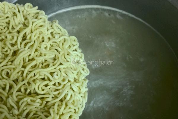 美味的火腿泡面的做法图解3