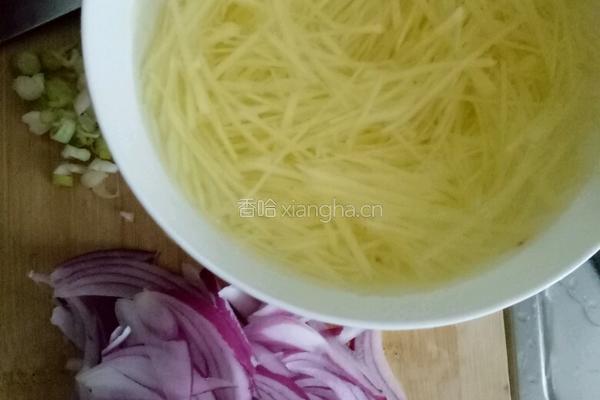 圆葱炒土豆丝的做法图解2