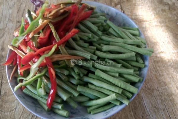 炝豆角的做法图解1