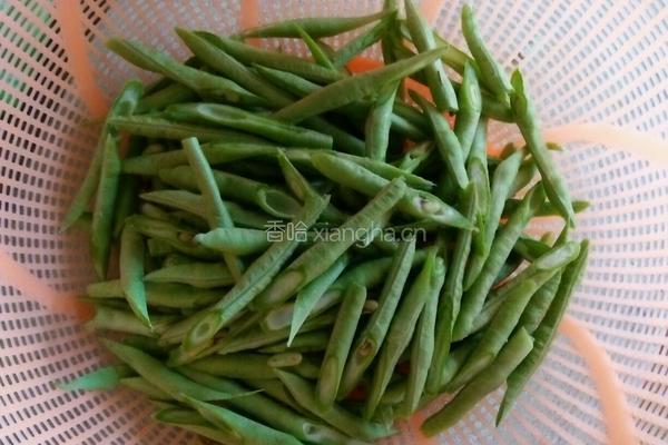 肉片炒长豆的做法图解1