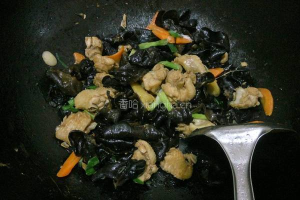 木耳炒鸡肉的做法图解6