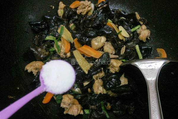 木耳炒鸡肉的做法图解7