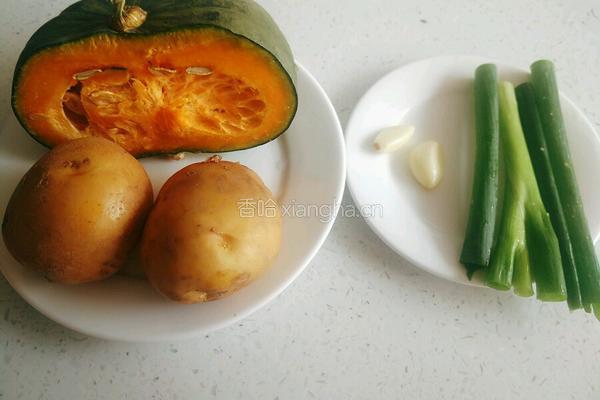 南瓜炖土豆的做法图解1