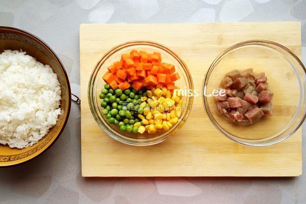 杂蔬肉丁酱油炒饭的做法图解1