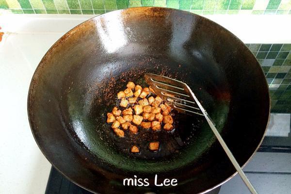 杂蔬肉丁酱油炒饭的做法图解2