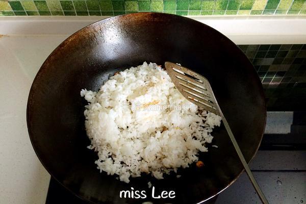 杂蔬肉丁酱油炒饭的做法图解5