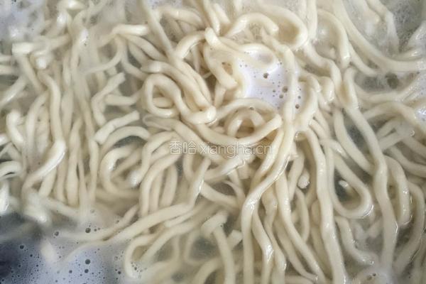 麻酱鸡蛋炒面的做法图解1