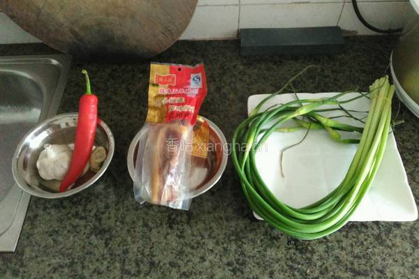 蒜芯炒腊肉的做法图解1