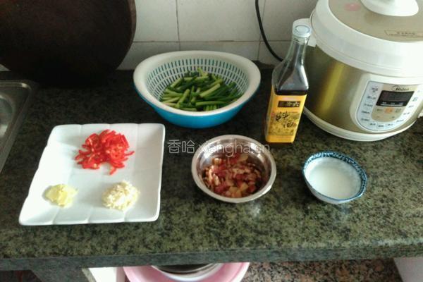 蒜芯炒腊肉的做法图解2
