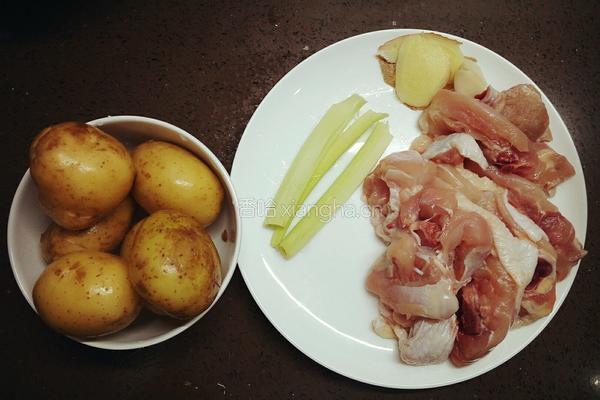 塔吉锅版土豆焖鸡腿的做法图解1