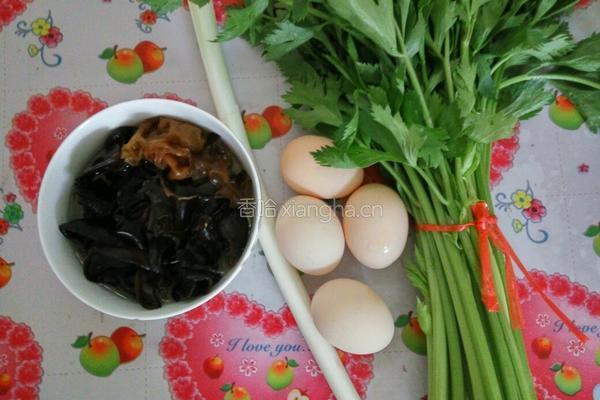 芹菜木耳鸡蛋素包的做法图解3