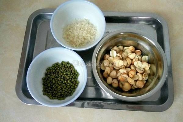 莲子绿豆粥的做法图解1
