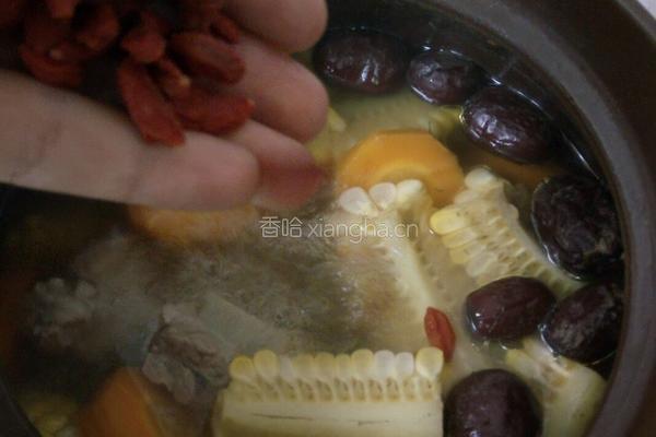 玉米排骨红萝卜汤的做法图解13