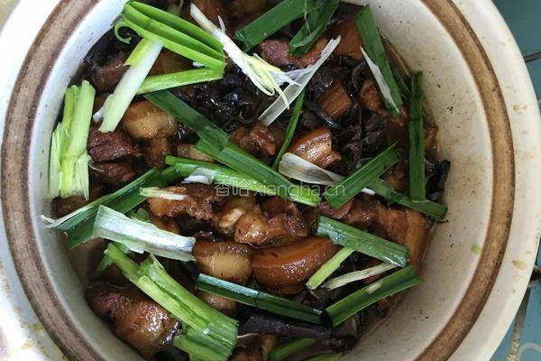 红烧肉炖干蘑菇