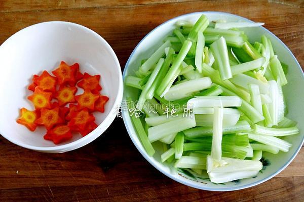 红萝卜芹菜拼盘的做法图解1