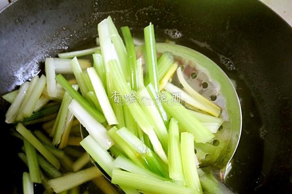 红萝卜芹菜拼盘的做法图解3