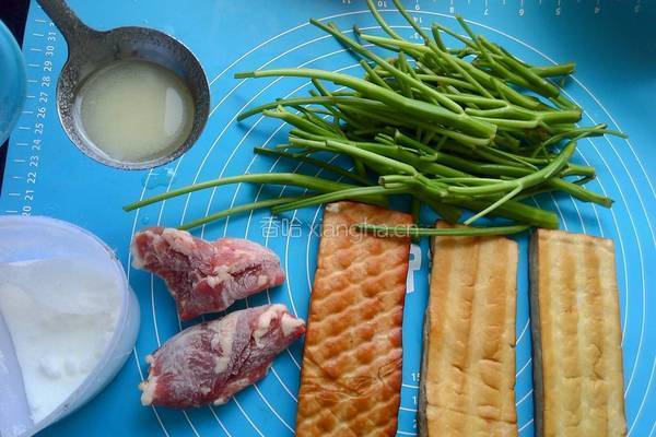 豆腐干炒肉的做法图解1
