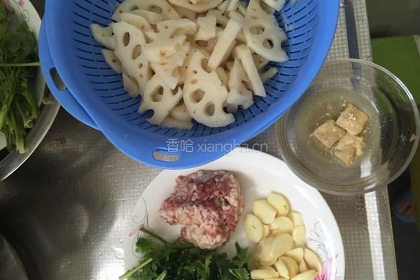 蒜香腐乳炒莲藕的做法图解3