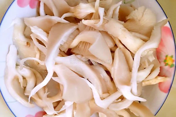彩椒平菇炒肉片的做法图解1