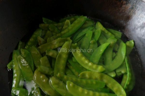 腊肠炒荷兰豆的做法图解2